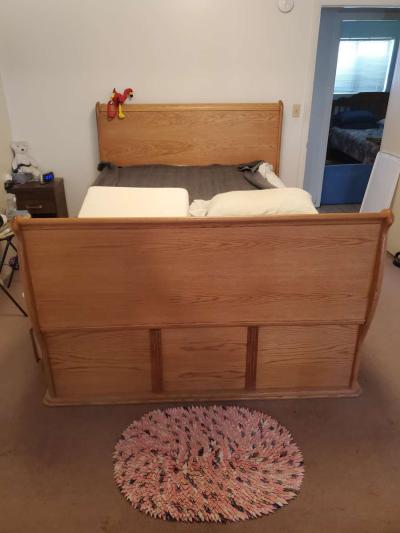 Solid oak queen sleigh platform bed with 12 drawers - Thumbnail 3
