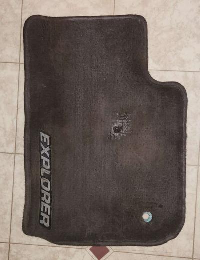 Ford Explorer carpeted floor mats - Thumbnail 5
