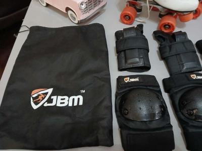 Roller Derby classic roller skates with pads and guards - Thumbnail 4