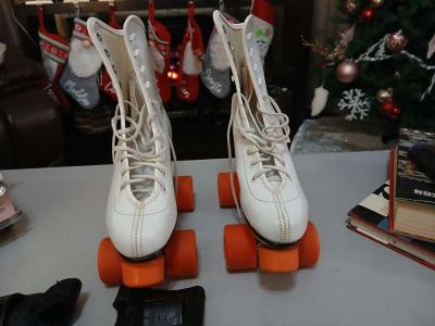 Roller Derby classic roller skates with pads and guards - Thumbnail 5