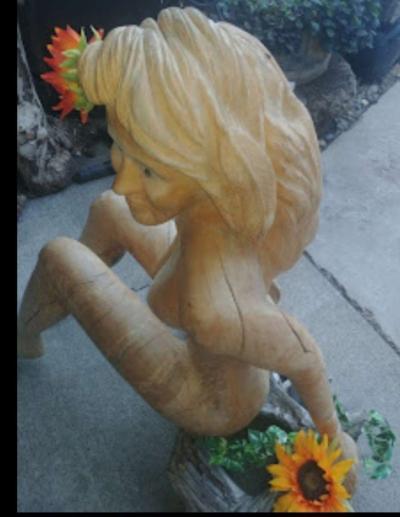 lifesize hand  chainsaw wood woman - Thumbnail 4