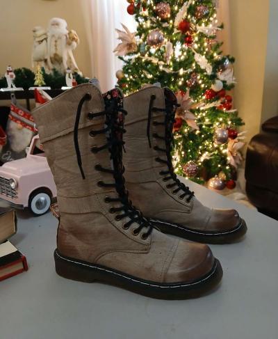 Brown boots for women size 8 point 5 - Thumbnail 2