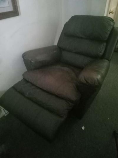 Brown leather recliner - Thumbnail 2