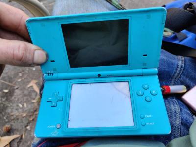 Nintendo dsi and 2 games - Thumbnail 3