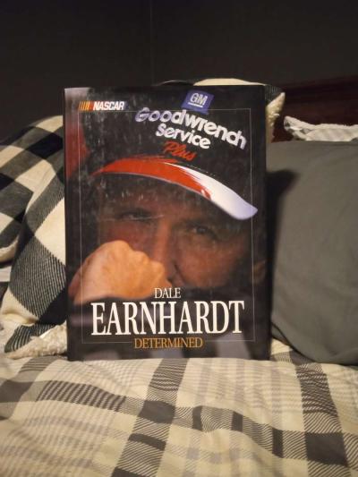 Im Selling 2 books and 2 magazines of dale Earnhardt - Thumbnail 3