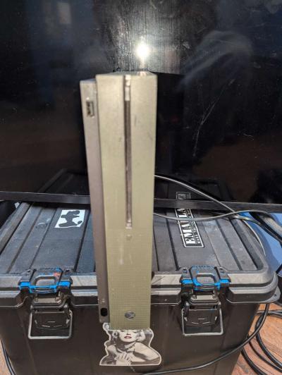 battlefield edition 1tb Xbox one with elite series controlle - Thumbnail 3