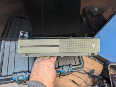 battlefield edition 1tb Xbox one with elite series controlle - Thumbnail 4