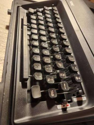 portable typewriter with hard case - Thumbnail 3