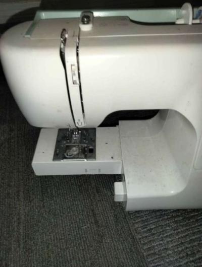 2 Sewing Machines - Thumbnail 3