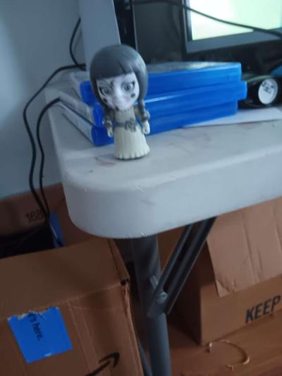 lost stand white Annabelle horror mini figure good condition - Thumbnail 2