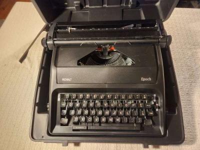 portable typewriter with hard case - Thumbnail 2