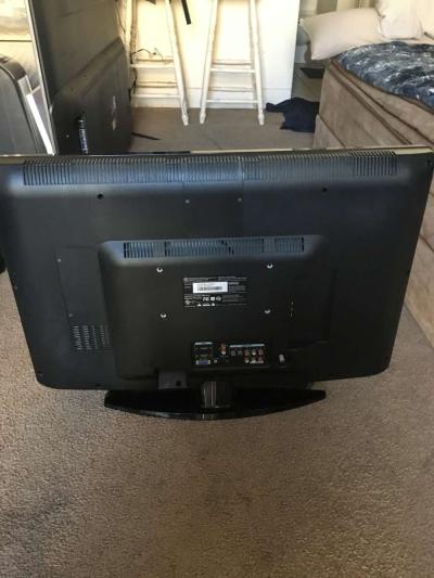 32 inch Westinghouse flat screen TV - Thumbnail 3
