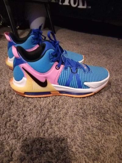 LeBron witness 7s size 10 - Thumbnail 2