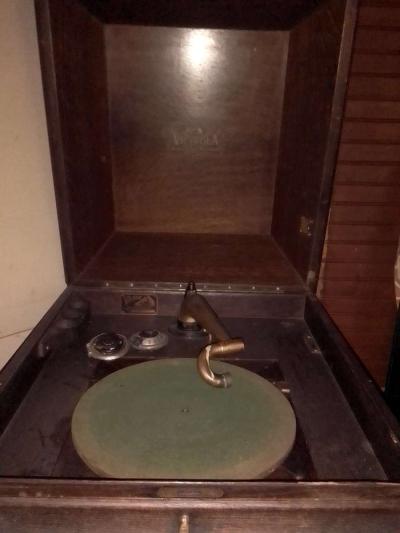 Victor victrola talking machine - Thumbnail 2