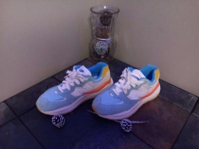 New Balances    size 9          Womens Shoes - Thumbnail 2