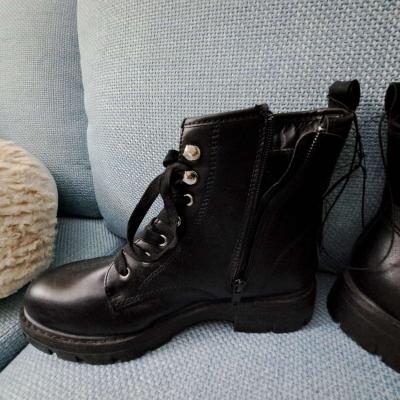 New Womans Black Leather Boots Size 9 - Thumbnail 3