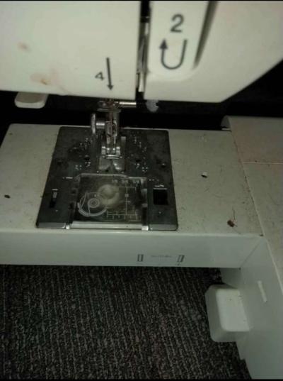 2 Sewing Machines - Thumbnail 4
