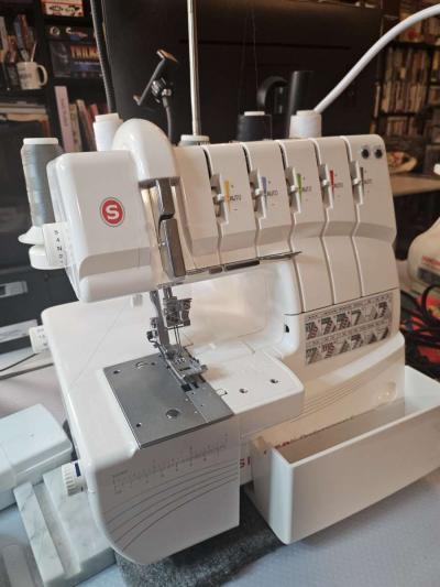 Singer Professional 5 serger and coverstitch combo machine - Thumbnail 2