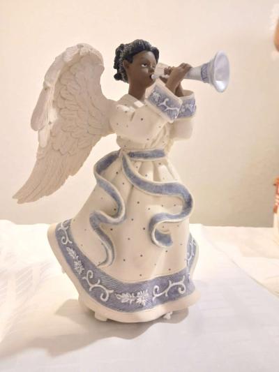 Sarahs angel music playing figurines - Thumbnail 2