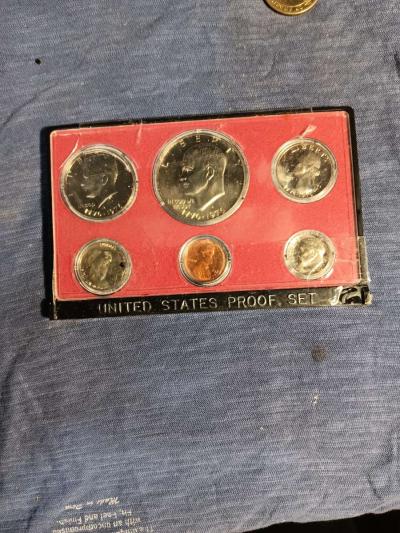 1975 United States Mint Proof Set in - Thumbnail 6