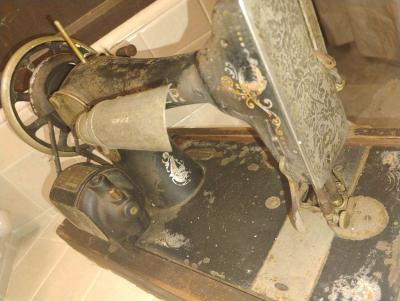 SINGER Sewing machine from 1920s - Thumbnail 4