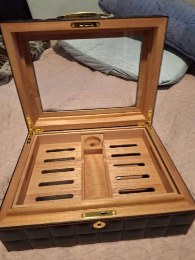 Humidor cigar box with humidifier and key - Thumbnail 2