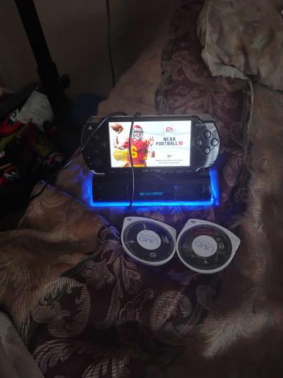 SONY 2000 PSP W Games And case - Thumbnail 2