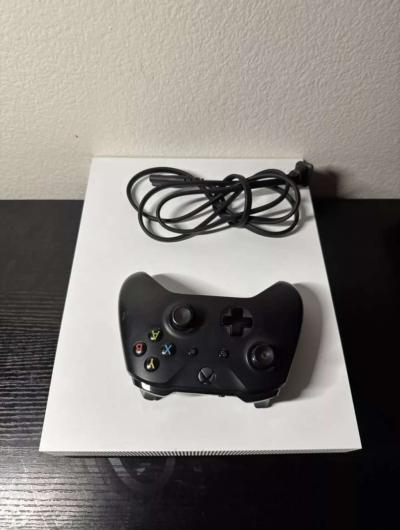 Xbox One X 1Tb With WirelessController And Power Cord - Thumbnail 3