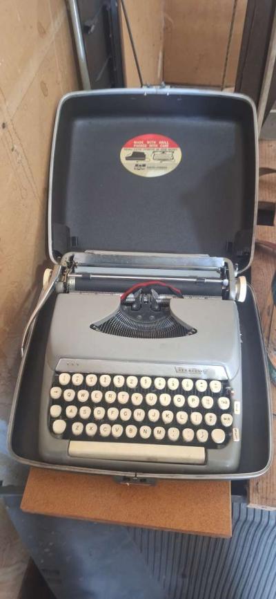 Vintage Smith Corona Sterling Portable Typewriter with case