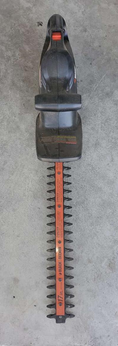 Black  Decker  Electric Corded Hedge Clipper 17  120V  28 Am - Thumbnail 2