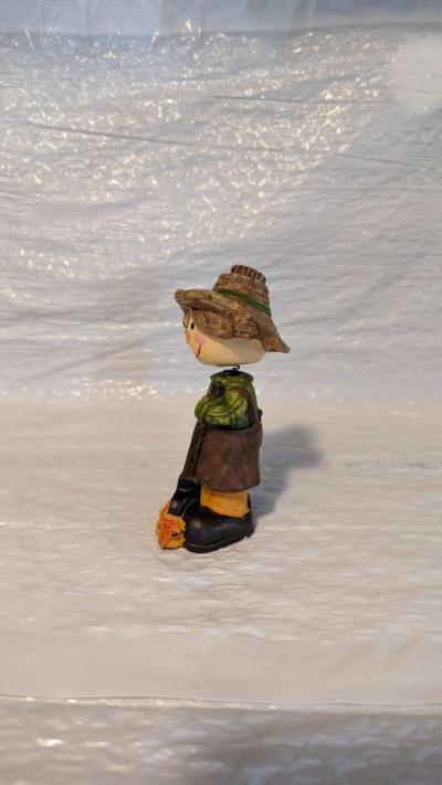 Resin Bobble Head Scarecrow Girl Raking Fall Leaves Figurine - Thumbnail 3