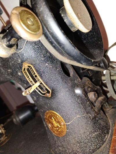 Singer Sewing machine from 1940s - Thumbnail 4