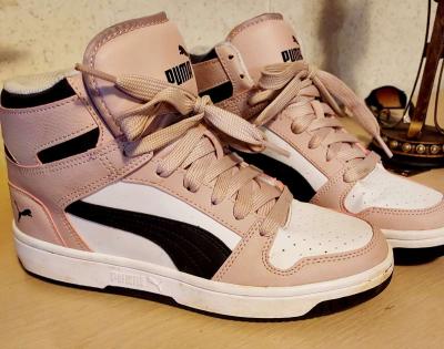 Womens Pumas size 7 - Thumbnail 4