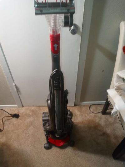 Dyson bagless vacuum cleaner - Thumbnail 3