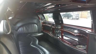 2008 Lincoln Town car limo for parts or complete - Thumbnail 2