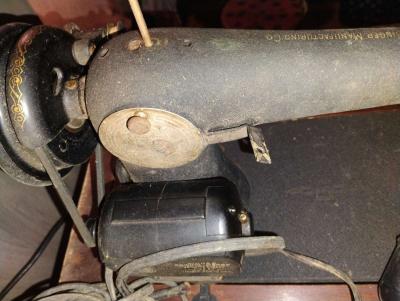 Singer Sewing machine from 1940s - Thumbnail 6