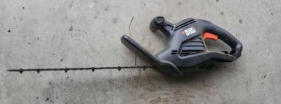 Black  Decker  Electric Corded Hedge Clipper 17  120V  28 Am - Thumbnail 3