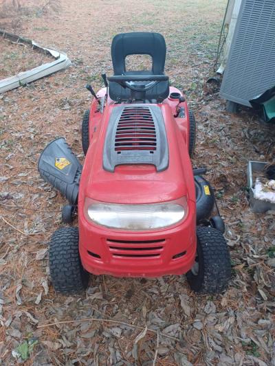 YardMachine Riding Lawnmower - Thumbnail 4