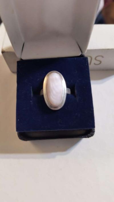 Vintage Avon Mother of Pearl Ring - Thumbnail 2