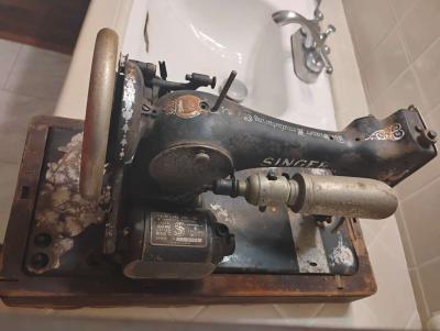SINGER Sewing machine from 1920s - Thumbnail 2