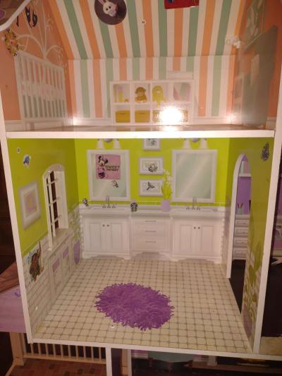 Barbie house 4 ft tall - Thumbnail 6