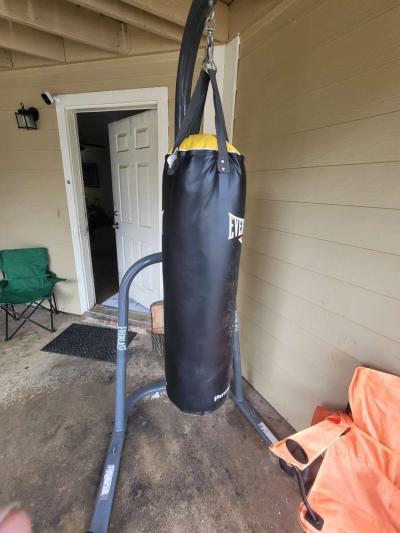 100lb everlast punching bag with 8ft metal everlast stand - Thumbnail 2