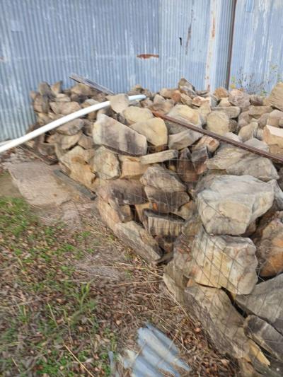 8 pallets of landscaping stones - Thumbnail 3