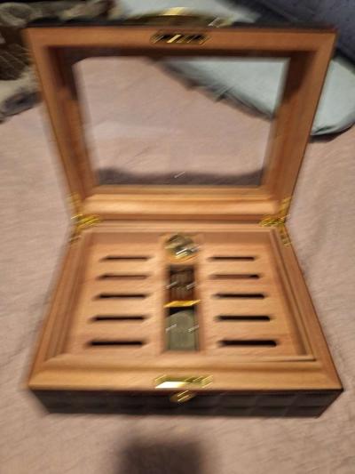 Humidor cigar box with humidifier and key - Thumbnail 3
