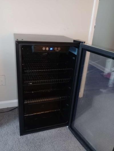 Mini Fridge with Glass Door - Thumbnail 2