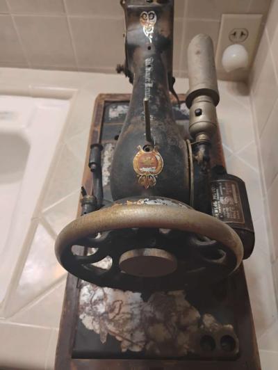 SINGER Sewing machine from 1920s - Thumbnail 3