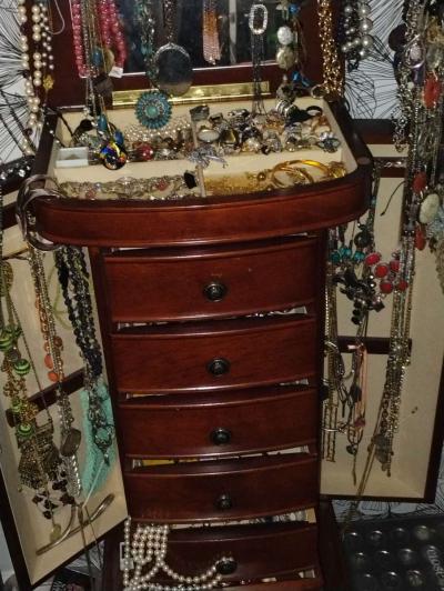 10lbs of jewelry - Thumbnail 5