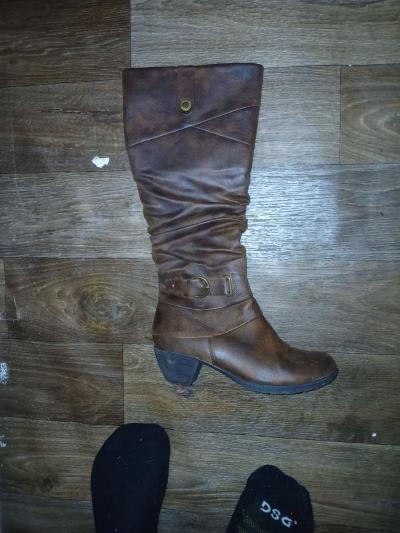 a pair of women boots size 6 and a womens medium jacket tree