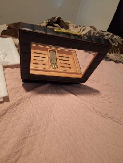 Humidor cigar box with humidifier and key - Thumbnail 4