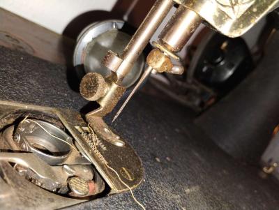 Singer Sewing machine from 1940s - Thumbnail 3
